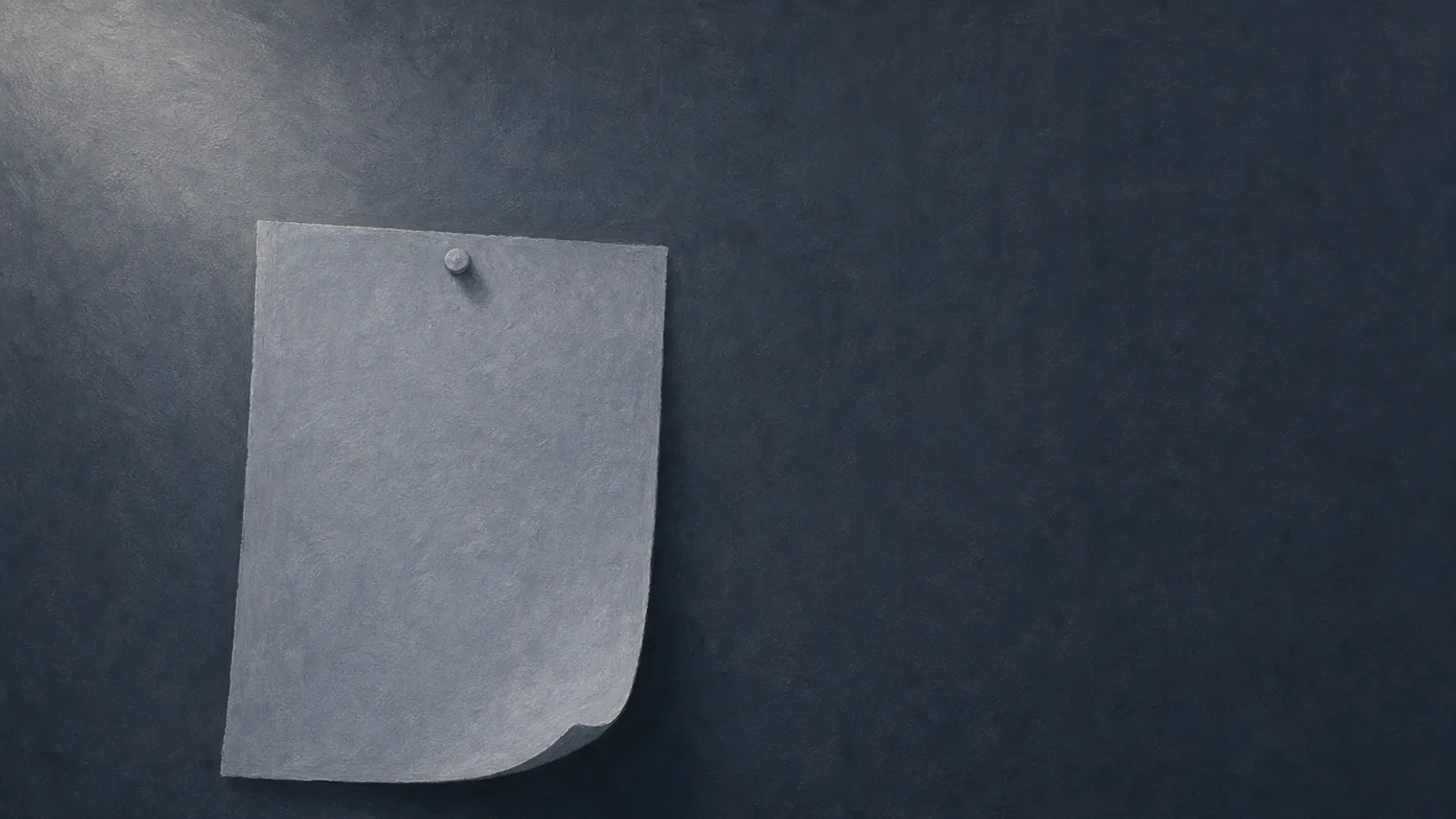 Ein einzelnes Blatt Papier, angeheftet an ein leeres Schwarzes Brett, in gedämpften Stahltönen