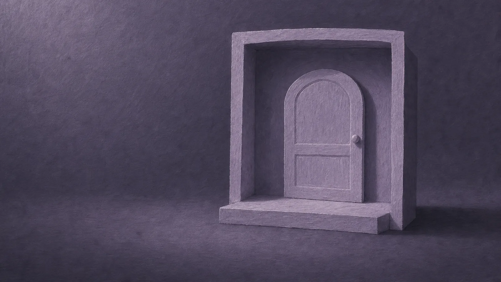 Una piccola porta di carta chiusa su un palcoscenico di carta vuoto, su una superficie viola polverosa