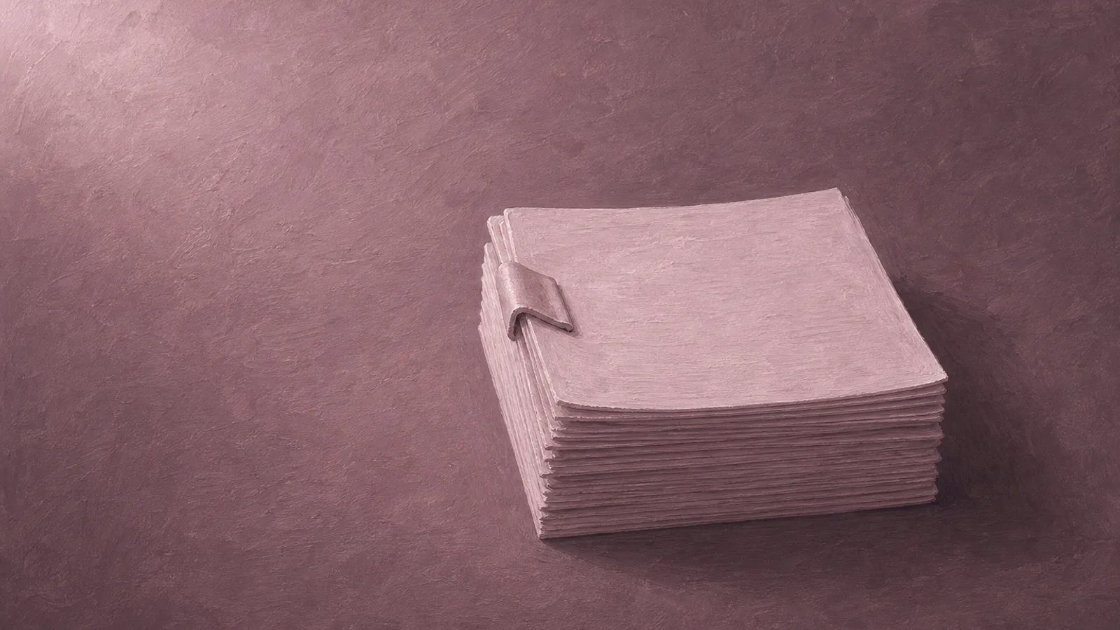 Una pila ordinata di foglietti di carta datati tenuti insieme da una sola graffetta su carta grigia