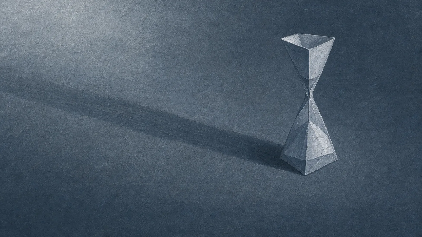 Eine kleine Papiersanduhr, die einen langen Schatten über eine schlichte Oberfläche wirft
